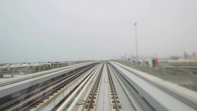 POV迪拜地铁在高架轨道上运行