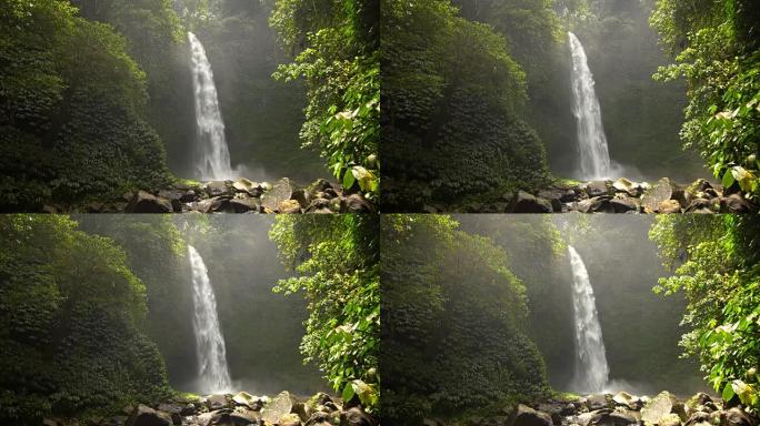 热带雨林中间的瀑布景观