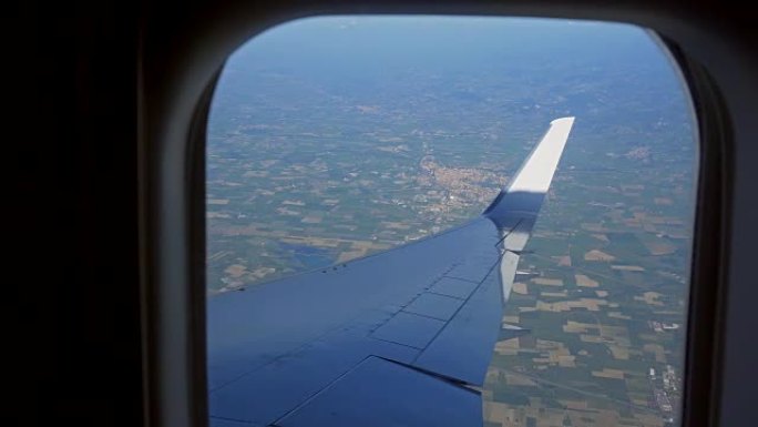 飞行过程中从飞机窗口观看