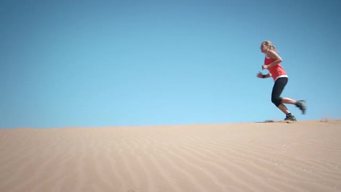 做运动的女人沙漠跑过镜头沙漠跑步沙地训练