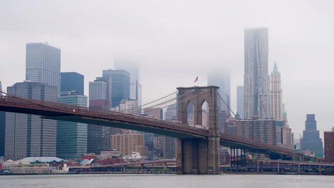 雾中的纽约-布鲁克林大桥和曼哈顿下城