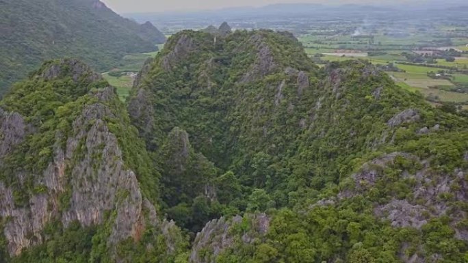 乌泰萨尼兰萨克Tham Hup Pa Tat洞穴或惊人的棕榈树谷的鸟瞰图