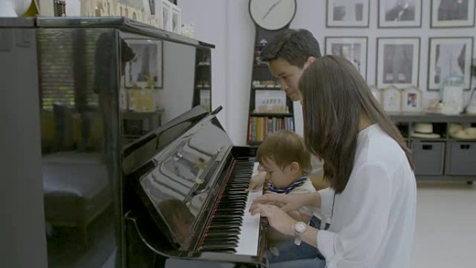 有孩子弹钢琴的幸福家庭