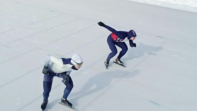 运动员开始速滑比赛