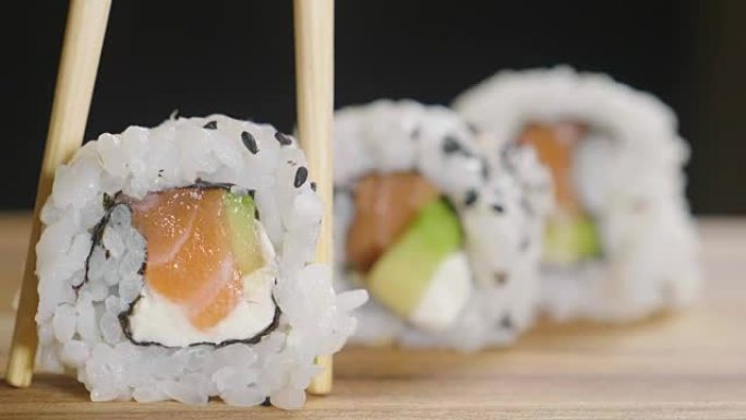 寿司，生鱼片，uramaki和nighiri的宏观拍摄。典型的日本菜，包括米饭，鲑鱼或金枪鱼，虾和鱼
