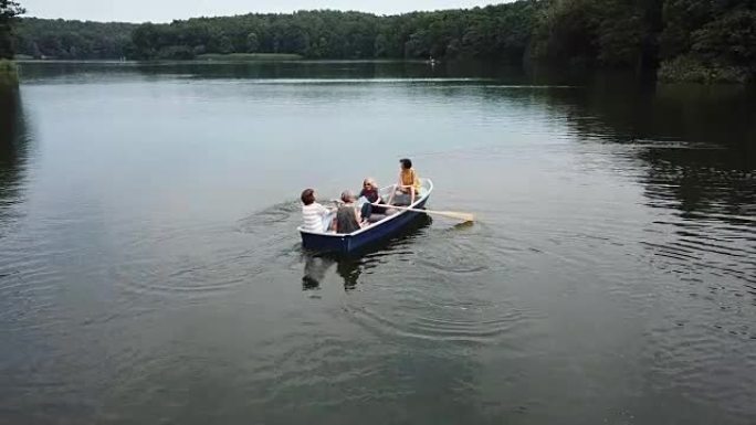 在湖中划船的女性朋友的无人机视图
