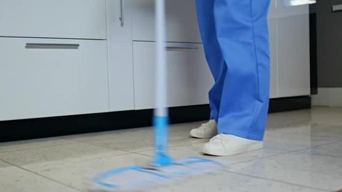 女性清洁工拖地视频素材
