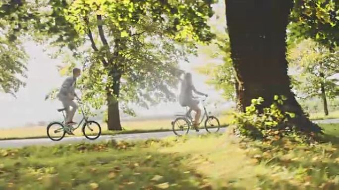 TS年轻夫妇在乡下骑自行车玩得开心