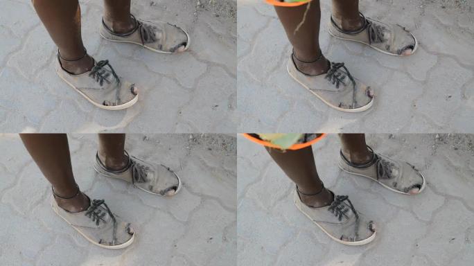 贫穷的非洲少年的脚