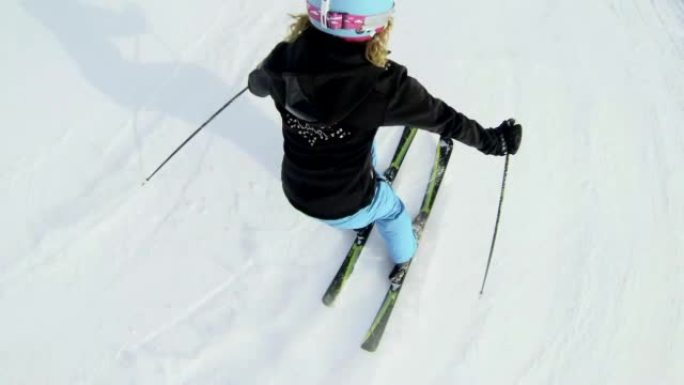 SLO MO POV女人在滑雪场上滑雪