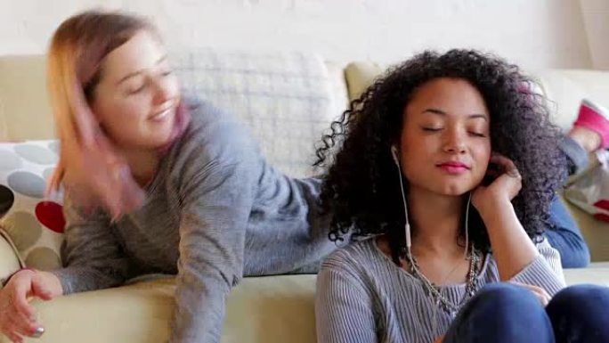 青少年耳机共享好朋友姐妹闺蜜多种族人士