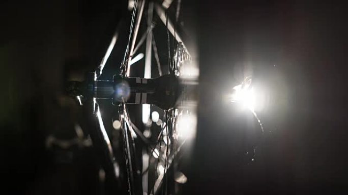 深色齿轮和链条中的自行车车轮细节