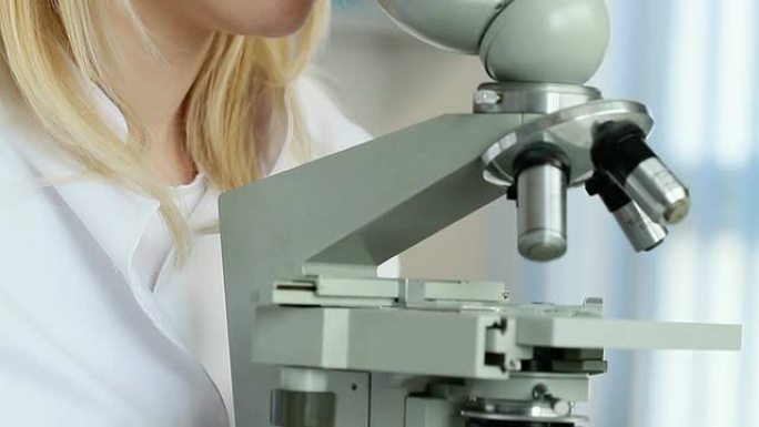 科学家使用显微镜女科学家使用显微镜科学研