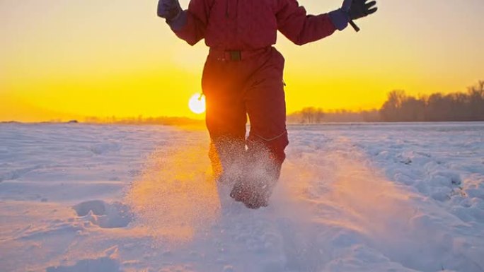 TS年轻女孩在雪地里奔跑