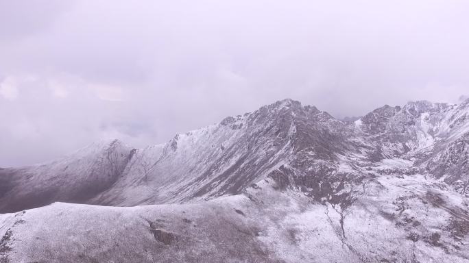 航拍下雪中美丽的雪山