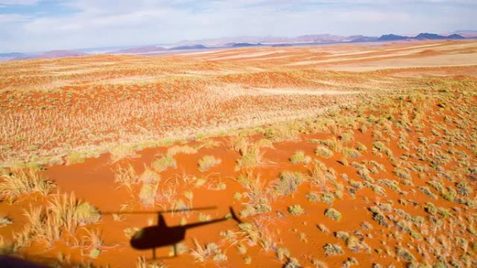 纳米比亚沙漠中一架直升机的空中阴影