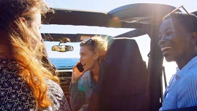 一群女性朋友在车内互相互动4k