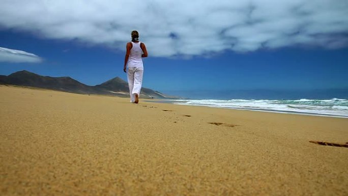 走在海滩上的女人脚印沙滩脚印女人
