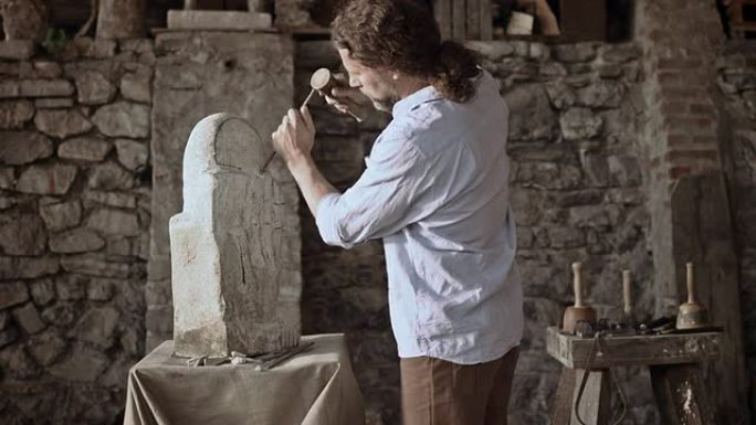 石匠开始用锤子和凿子雕刻石头