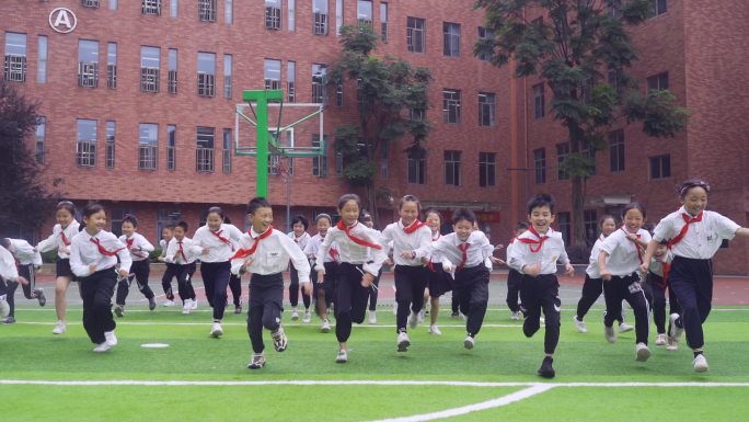 学生奔跑 玩耍 校服 笑容 开学季