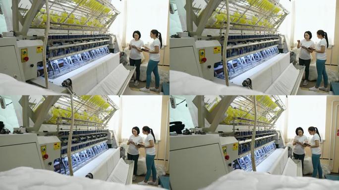 女技术员在纺织厂教年轻同事
