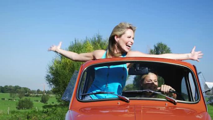 两个女孩开车愉快时光惬意生活自由洒脱
