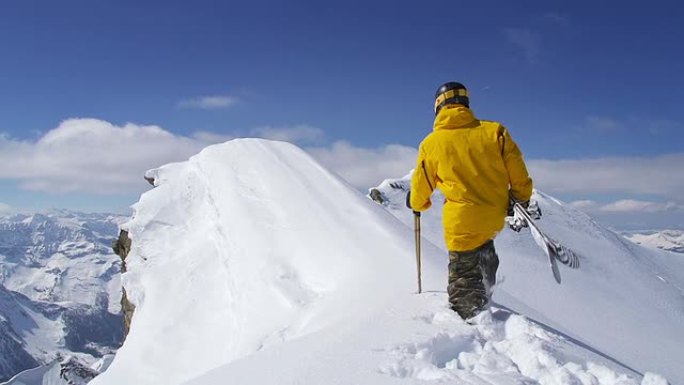 山脊上的滑雪者滑雪滑冰雪运动冬天体育