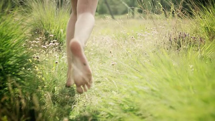 草地上的女人草地上的女人赤脚奔跑