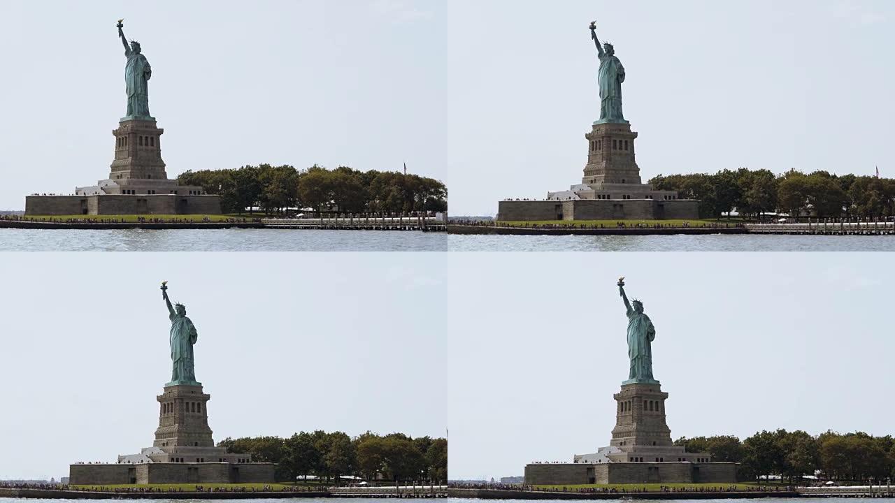 夏季，美国纽约自由岛上著名的自由女神像国家纪念碑，从旅游船上可以看到