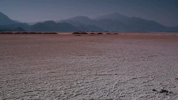 阿萨尔火山口干涸。表面覆盖着盐。