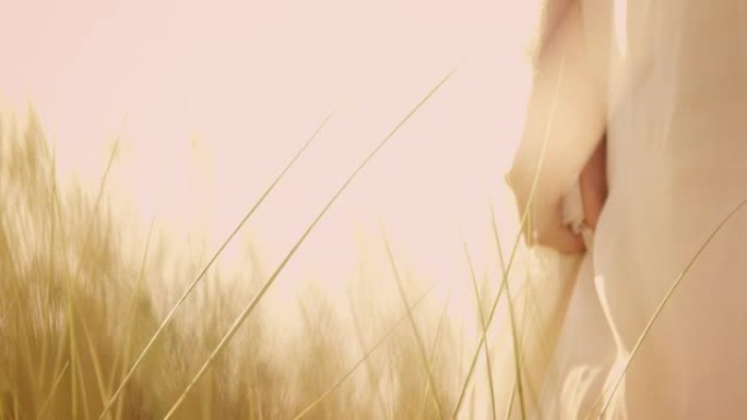 沙丘中的女孩白色连衣裙少女手臂朦胧美