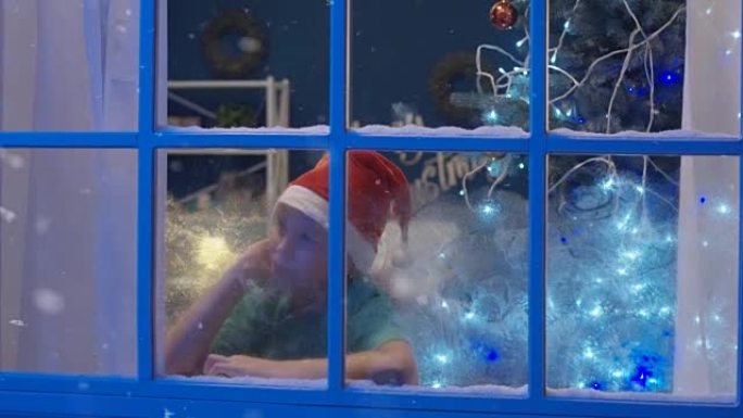 昏昏欲睡的男孩在圣诞节时看着窗户