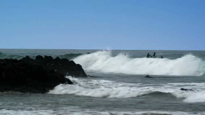 冲浪者在等待海浪大浪海水海风
