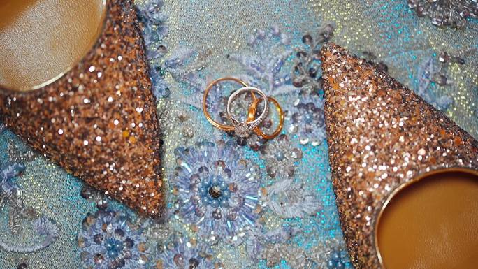 婚鞋和钻石戒指