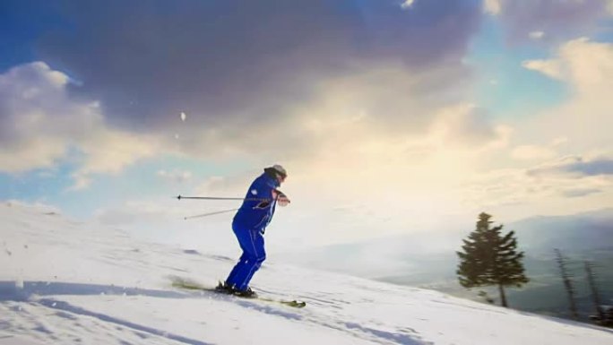 SLO MO男滑雪者在滑雪坡上摔倒