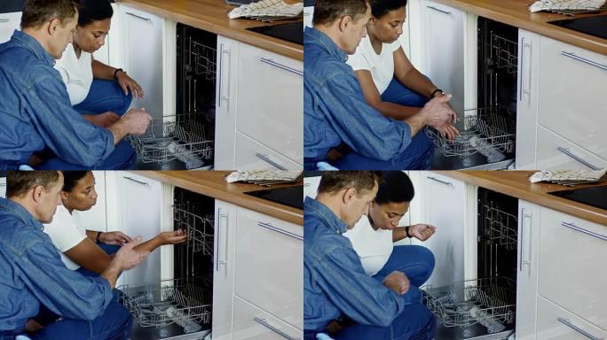 向水管工展示洗碗机的女人