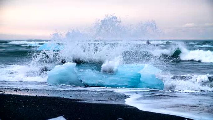冰岛Jokulsarlon海滩的慢动作冰山
