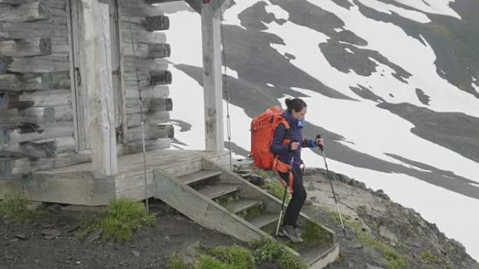 女人离开山坡上的庇护所