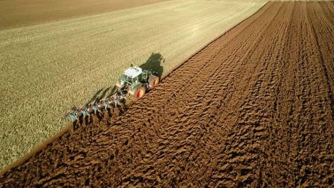AERIAL：拖拉机耕地