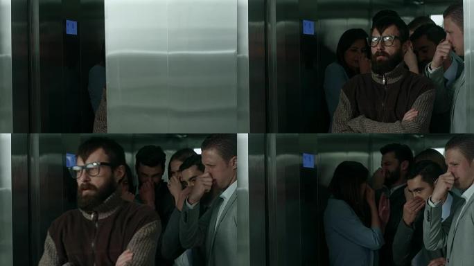 臭男人电梯里放屁异味电梯封闭空间放屁