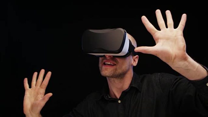 使用虚拟现实眼镜的人。推开巨大的想象物体
