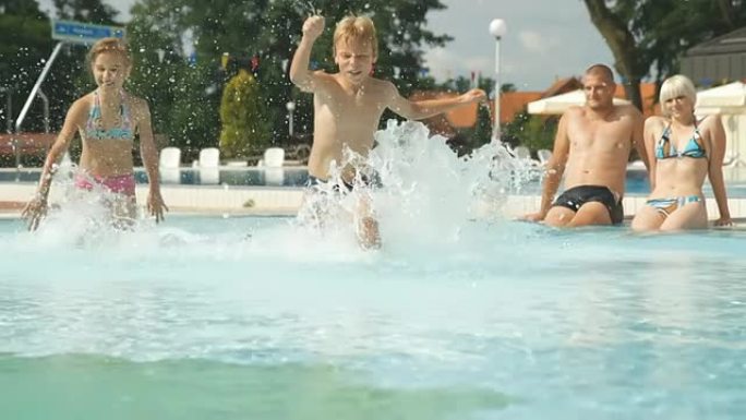高清慢速运动：儿童在游泳池中奔跑和飞溅