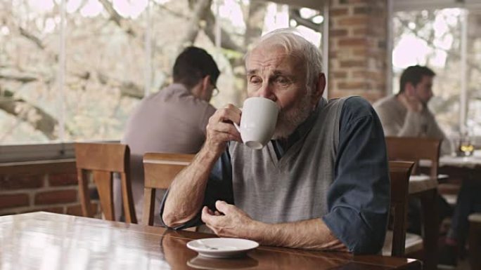 老人喝茶外国老年人国外老年人喝茶特写
