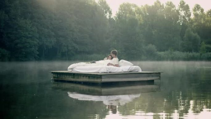 情侣在湖面上醒来度蜜月甜蜜互相对视