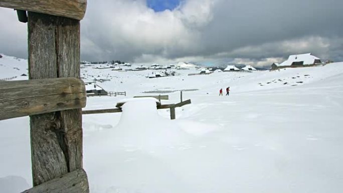DS游客冬季在Velika Planina村徒步旅行
