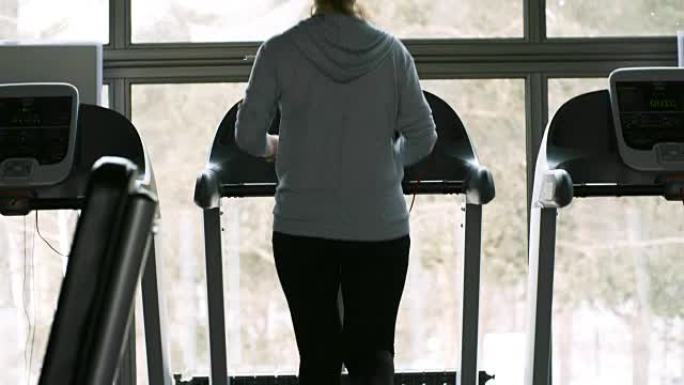 女运动员锻炼身体，看着窗外