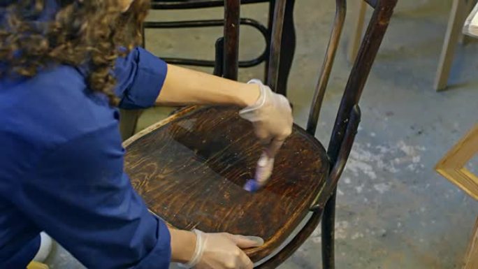 女人用画笔涂清漆工匠精神打磨雕刻工艺师