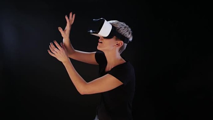使用虚拟现实眼镜的女人。探索虚拟世界 -- 触摸和挑选元素