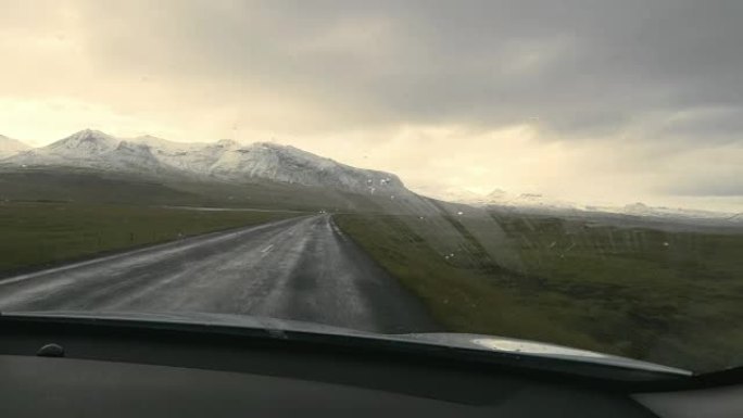POV在冰岛的荒野中驾驶