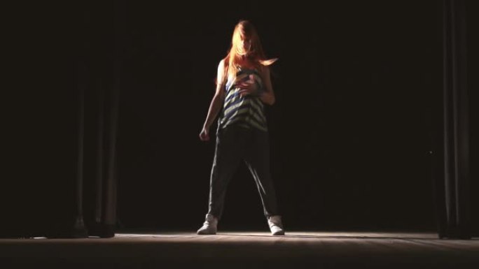 低位移动。在剧院跳舞的女孩。